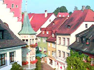 Blick ber den Marktplatz zum Obertor der Meersburger Altstadt