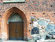 Tor der Nicolaikirche in Burg mit eingemauerten Felssteinen