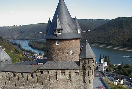 Blick von Burg Stahleck auf Bacharach