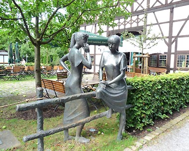 Die Flsternden, eine Skulptur von Jrgen Ebert, bei Hof Hueck