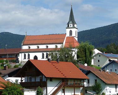 Bernried mit der Pfarrkirche St. Katharina