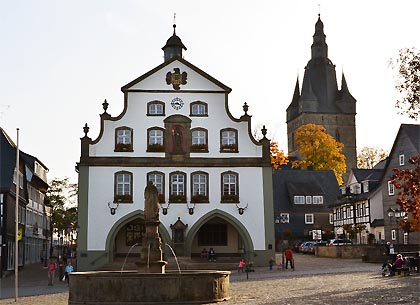 Markt mit Rathaus und Propsteikirche in Brilon
