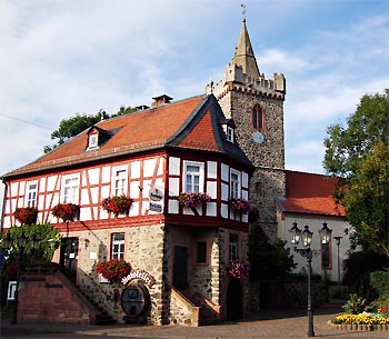 Historisches Rathaus und Jakobuskirche im Zentrum von Bruchkbel