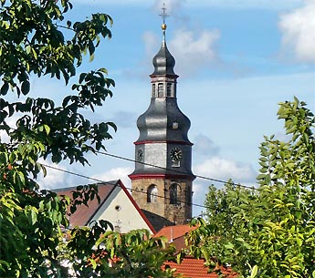 Kirchturm der Salvatorkirche in Kallstadt