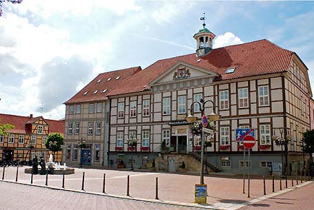 Marktplatz in Lchow mit dem alten Rathaus und dem Ratskeller