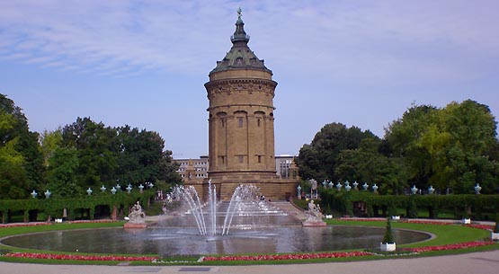 Der Wasserturm ist das Wahrzeichen Mannheims.