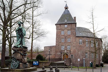 Schloss und Statue Luise Henriette von Oranien in Moers