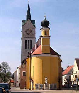 Stadtpfarrkirche mit St.-Anna-Kapelle in Neustadt
