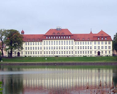 Gymnasium Carolinum am Glambecker See in Neustrelitz