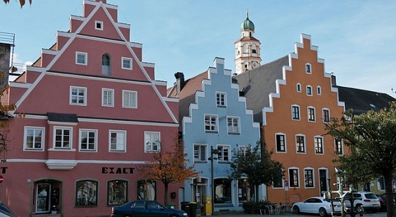 Lenbachplatz im Stadtzentrum von Schrobenhausen