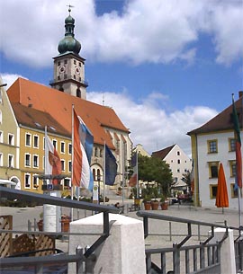 Marktplatz mit der Stadtpfarrkirche St. Marien