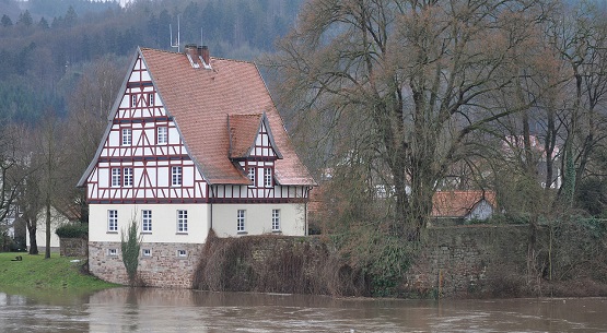 Rathaus von Gieselwerder mit den Resten der Burgmauer der alten Wasserburg