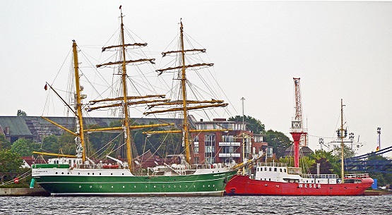 Grosegler und Feuerschiff in Wilhelmshaven
