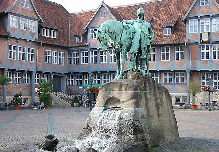 Stadtmarkt mit dem Reiterdenkmal von Herzog August
