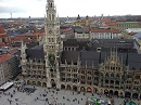 Das neue Rathaus wurde von 1867-1909, an seiner fast 100m langen Fassade zum Marienplatz mit reichem Schmuck versehen. Der 80m hohe Turm (mit Glockenspiel) bestimmt, neben der Peterskirche und den Trmen der Frauenkirche, die Silhouette der Stadt.