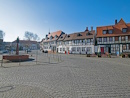 Im Mittelpunkt der Altstadt: der Marktplatz mit Wohn- und Geschftshusern im Fachwerkstil aus dem 17. Jahrhundert. Im Vordergrund der St. Ursula-Brunnen.