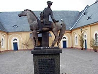 Statue des Sptlesereiters im Hof des Schlosses Johannisberg