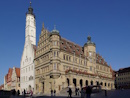 Das gotische Rathaus mit dem Kaisersaal und dem Turm (60m) stammt aus der Zeit zwischen 1250 und 1400. Hier und auf dem hinter dem Rathaus liegenden Grnen Markt findet alljhrlich der beliebte Alt-Rothenburger Weihnachtsmarkt statt. Vom Turm (Zugang durch den Haupteingang am Marktplatz) hat man einen schnen Ausblick ber die Altstadt.