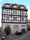 Das Benderhaus wurde um 1600 erbaut und diente der Schlitzer Herrschaft als Zehnt-Speicherraum, der im Schlitzerland bis zum Jahre 1820 erhoben wurde. Im Keller des Benderhauses hat sich in frheren Jahrhunderten eine Fabinderei befunden, die dem Gebude seinen Namen gab.
