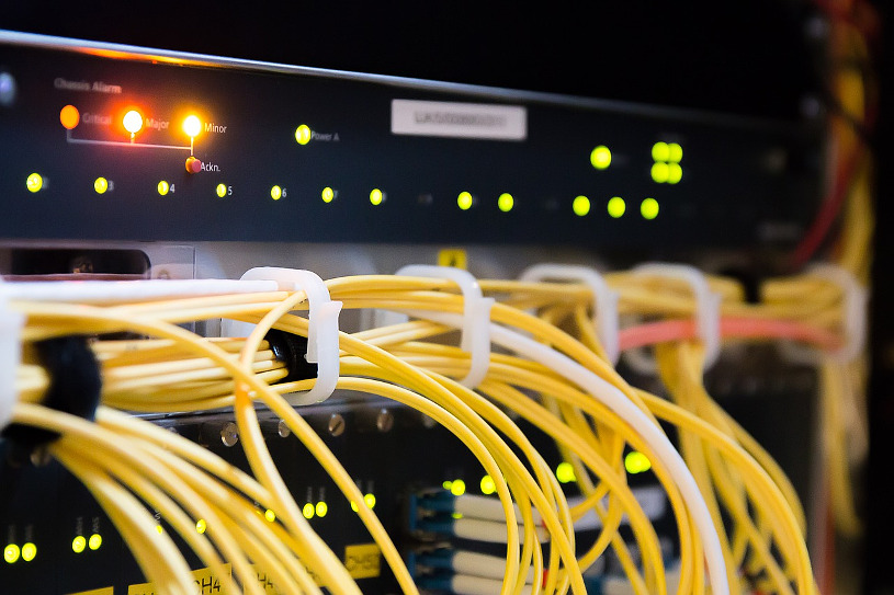Verkabelung am Router und Ethernet-Hub