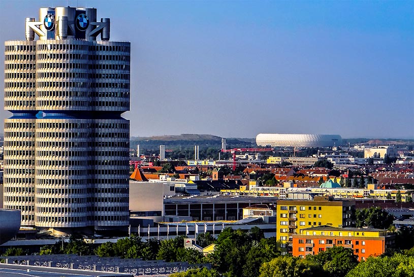Mnchen - der BMW Vierzylinder und die Allianz Arena