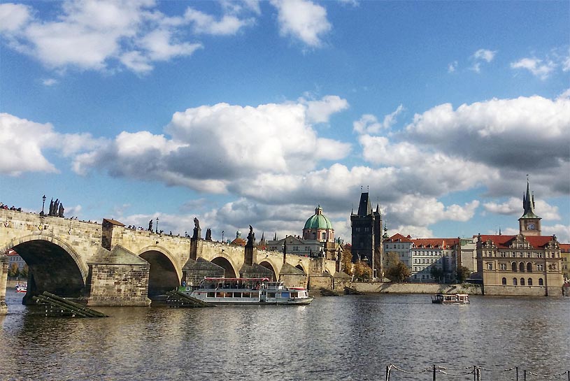 Prag mit Karlsbrcke ber die Moldau