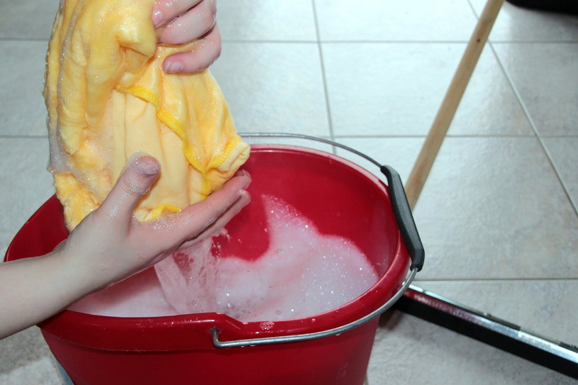 Putzeimer und Putzlappen Putzeimer und Putzlappen