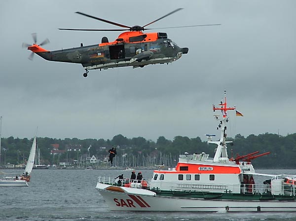 Zusammenarbeit zwischen SAR-Helikopter und Seenotkreuzer