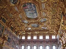 Im vielleicht bedeutendsten Profanbau der Renaissance in Deutschland, dem Augsburger Rathaus, befindet sich der einzigartige Goldene Saal. Die Kassettendecke und die Wandmalereien sind beeindruckende Zeugnisse des Augsburger Bürgerbewußtseins im 17. Jahrhundert.