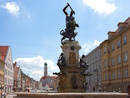 Die Maximilianstrae - die Kaisermeile - ist eine der schnsten Prachtstraen Sddeutschlands. Hhepunkte sind Herkules- und Merkurbrunnen, die Fuggerhuser mit dem einzigartigen Damenhof, mit dem sich der sagenhafte reiche Jakob Fugger nach Italien versetzte, das reichsstdtische Kaufhaus, die Giebel romantischer Brgerhuser.