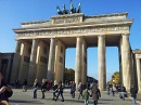 Das Brandenburger Tor gilt als Wahrzeichen der geteilten und wiedervereinigten Stadt. Beim Entwurf des frhklassizistischen Sandsteinbaues hielt sich der Architekt Carl Gotthard Langhans an das Vorbild der Propylen auf der Athener Akropolis.