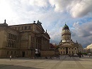 Der Gendarmenmarkt wir seit jeher als einer der schnsten Pltze Europas bezeichnet. Wrdevoll ruht Schinkels Konzerthaus, das ehemalige Schauspielhaus, in der Mitte, flankiert vom Franzsischen Dom und vom Deutschen Dom. Besonders zum alljahrlichen "Classic-Open-Air" genieen Berlins Musikliebhaber die einzigartige Abendatmosphre.