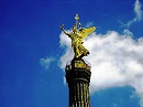 Ein weithin strahlendes Bild bietet die verkehrsumbrandete Figur der Viktoria auf der hohen Siegessule im Tiergarten. Das Denkmal erinnert an die siegreichen Kriege Preuens gegen Dnemark, sterreich und Frankreich in den Jahren 1864, 1866 und 1870/71. ber eine Wendeltreppe mit 285 Stufen kann man bis zur Aussichtsplattform zu Fen der "Gold-Else" hochsteigen und den weiten Blick ber den Tiergarten und seine Umgebung genieen.