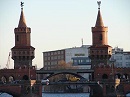 Berlins schnsten Wasserbergang, die stolze Oberbaumbrcke, kann man schon von der Mhlenstrae aus sehen. Das Bauwerk entstand 1896 im Stil der mrkischen Backsteingotik. Benannt ist sie nach einer mittelalterlichen Sperranlage auf der Spree, bei der man bei einbrechender Dunkelheit den Flulauf durch unter Brcken aufgehngte Baumstmme sperrte.