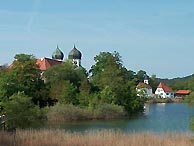 Kloster Seeon vom Seeufer