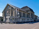 1912 erbaute Ptzer den Hauptbahnhof in Formen des ausgehenden Jugendstils. Zusammen mit der sdlich anschlieenden Brunnenanlge, dem Bahnpostamt und dem ehemaligen Bahnhofshotel ist eine architektonische Einheit gegeben. Der groherzogliche Bahnhof, an dem die Gleise 1 und 2 beginnen, mit dem sogenannten Frstensaal dient heute der Bahnhofspolizei und der Bahnhofsmission.