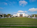 1972 nach Entwrfen von Rolf Prange gebaut, vereinigt das Staatstheater unter einem Dach das Groe Haus (Oper), das Kleine Haus (Schauspiel) und die Werkstattbhne. Die Aktion Theaterfoyer wirbt mit attraktiven Kulturveranstaltungen erfolgreich fr Besucher des Theaterfoyers.