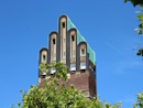 Hochzeitsturm: Das Hochzeitsgeschenk der Stadt zur Vermhlung von Groherzog Ernst Ludwig mit Eleonore wurde 1908 von Olbrich gebaut. Der 48,5m hohe Turm endet in einer eigenwilligen Form, die die Finger einer Hand symbolisiert. In der Eingangshalle zwei Mosaiken von Kleukens, Der Kuߓ und Die Treue.