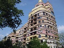 Waldspirale: Das im Jahr 2000 fertiggestellte Gebude wurde vom Wiener Knstler Friedensreich Hundertwasser gestaltet.