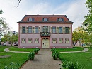 Der Rokoko Prinz-Georgs-Garten bildet zusammen mit dem Herrngarten eine geschichtliche Einheit. Prinz Georg Wilhelm gelang es hier, eine reizvolle Gartenanlage zu schaffen. Die Konzeption ist typisch fr das Rokoko: Eine mehrachsige, geometrische Grundform mit Haupt-, Quer- und Diagonalachsen, an deren Schnittpunkten Fontnen rauschen oder Sonnenuhren die Tageszeit verknden. Ein Teehaus und eine Vogelvoliere runden die Ausstattung des fr musische Freiluftveranstaltungen bestimmten Platzes vor dem Porzellanschlsschen ab.