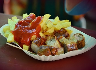 Currywurst und Pommes