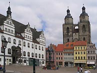 Marktplatz mit dem Rathaus und der Stadtkirche St. Marien in Lutherstadt Wittenberg
