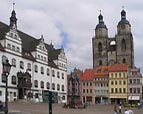 Marktplatz mit dem Rathaus und der Stadtkirche St. Marien in Lutherstadt Wittenberg