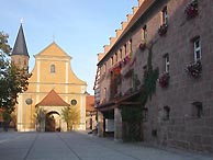 Marktplatz mit Pfarrkirche und Rathaus in Heideck