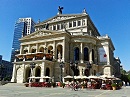 "Das knnte ich mir in Berlin nicht erlauben", soll Kaiser Wilhelm I. staunend gesagt haben, als er erfuhr, da sich die Frankfurter fr sechs Millionen Goldmark eine Oper bauen wollten. Nach sieben Jahren Bauzeit war der Kaiser am 20. Oktober 1880 bei der Einweihung des Musiktempels selbst dabei. Die nach Plnen des Berliner Professors Richard Lucae erbaute Oper, die ein wenig an die Paulskirche erinnert und ein wenig an griechische Tempel, erlebte glanzvolle Premieren.