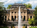 Die Orangerie, die den nrdlichen Abschluss des Schlossgartens bildet, wurde ab 1721 nach Plnen von Maximilian von Welsch, der auch die Plne fr den barocken Schlossgarten geliefert hat, errichtet. Sie wurde fr Sommerfeste der Frstbte genutzt und diente in den Wintermonaten als Aufbewahrungsort fr die beliebten Zierbumchen wie Zitronen und Orangen. Daher auch der Name Orangerie. Heute bietet der Bau mit seinen barocken Slen den passenden Rahmen fr internationale Veranstaltungen.