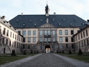 Das Stadtschloss (1706-1721), dem frheren Residenzschloss der Fuldaer Frstbte und Frstbischfe. Die Historischen Rume, die Innenrume der Residenz, knnen Sie besichtigen. Diese Rumlichkeiten gehen vor allem auf die Bauttigkeit der Frstbte des 18. Jh. und auf einen Umbau unter den hess. Kurfrsten im frhen 19. Jh. zurck. Die heutige Ausstattung ist ein Ergebnis der Restaurierungen und teilweise Rekonstruktionen aus den sechziger und siebziger Jahren des letzten Jahrhunderts.