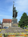 Zwischen Hauptwache und Palais Buttlar steht das Bonifatiusdenkmal. Es wurde 1830 bis 1840 von Werner Henschel geschaffen. Die metallene Statue des Heiligen ist fast vier Meter hoch und zeigt den Grnder des Kloster Fulda mit Kreuz und aufgeschlagener Bibel.