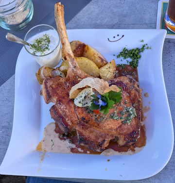 Kotelett serviert im Gasthaus Reinhard