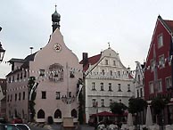 Stadtplatz mit Rathaus in Abensberg